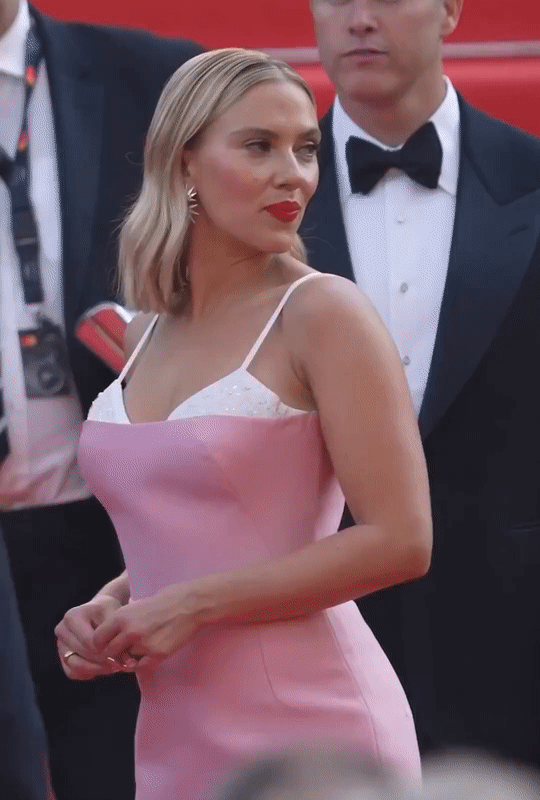 Scarlett Johansson Maakt Zeldzame Verschijning In Cannes